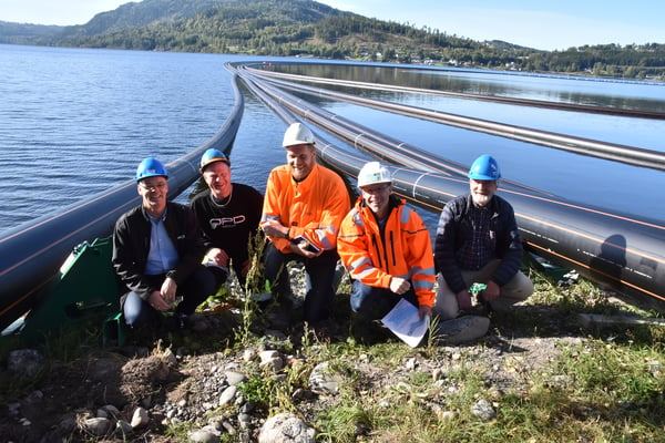 Samarbeid om rør i Mjøsa. ra venstre prosjektleder Ole Øystein Kolle og formann Stig Rype fra ØPD Subsea AS, byggeleder Håvard Haugseth og prosjektleder Erik Bøhleng fra HIAS IKS og Seniorrådgiver ved Hallingplast AS, Roar Sannem.