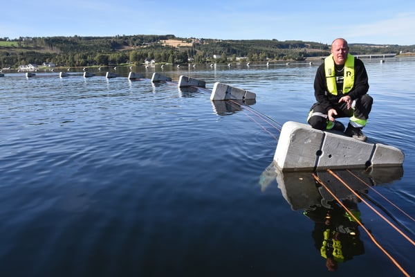 Stig Rype fra ØPD Subsea på sjøledningen i Mjøsa