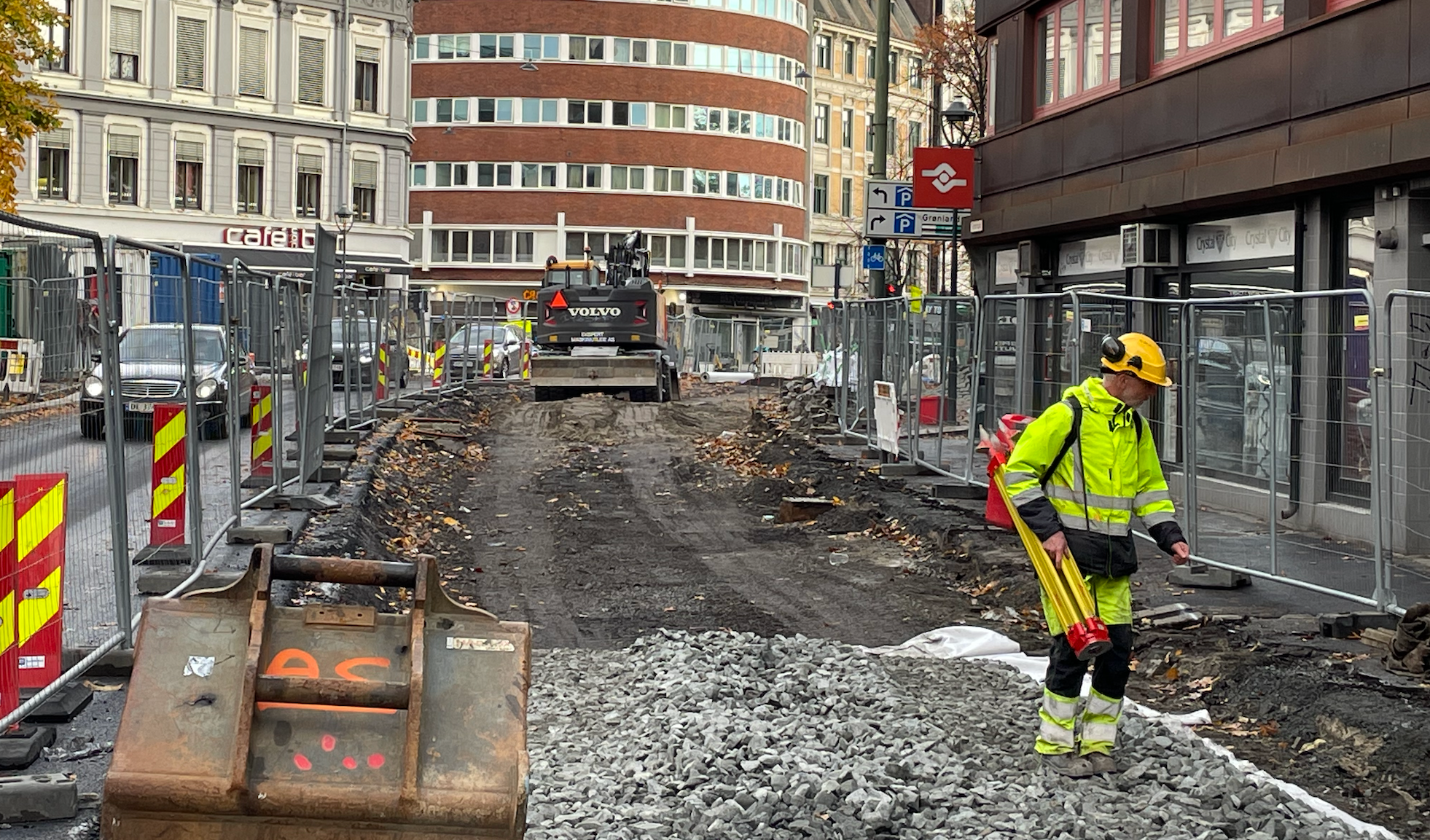Dette er en del av bybildet i Oslo, med stadig nye prosjekter. Andelen fossilfrie anlegg øker, og i 2025 skal alle bygg- og anleggsplasser i byen være utslippsfrie.