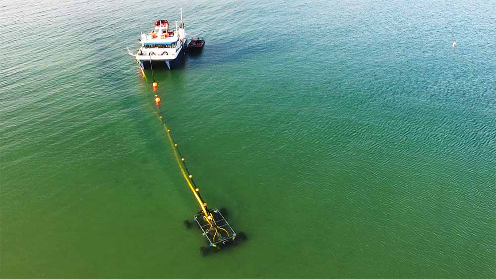 Dykkerteknikk graver ned sjøledning med spylemaskin