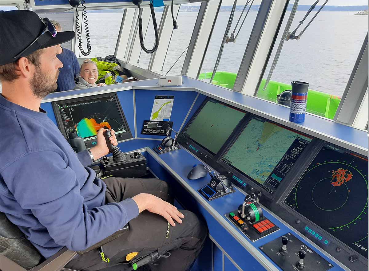 Katamaranen MPV Sophie - moderfartøy og arbeidsplattform ved trenching til sjøledninger - Dykkerteknikk AS
