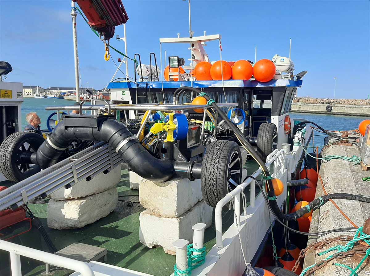 Katamaranen MPV Sophie - moderfartøy og arbeidsplattform ved trenching til sjøledninger - Dykkerteknikk AS