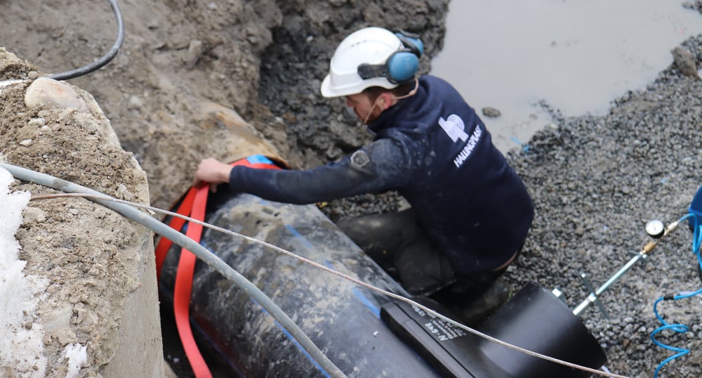 Elektrosveising av 315 mm avstikk på etablert PE-ledning med elktrosveisesadel. Vakuumteknologi, Friatec SA-XL