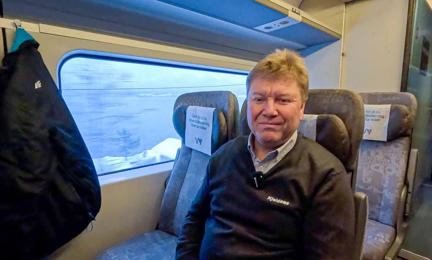 Øystein Bjørløw var med som deltaker i 2025 etter å ha vært fraværende noen år. Her på toget på vei til Hallingrtreff.