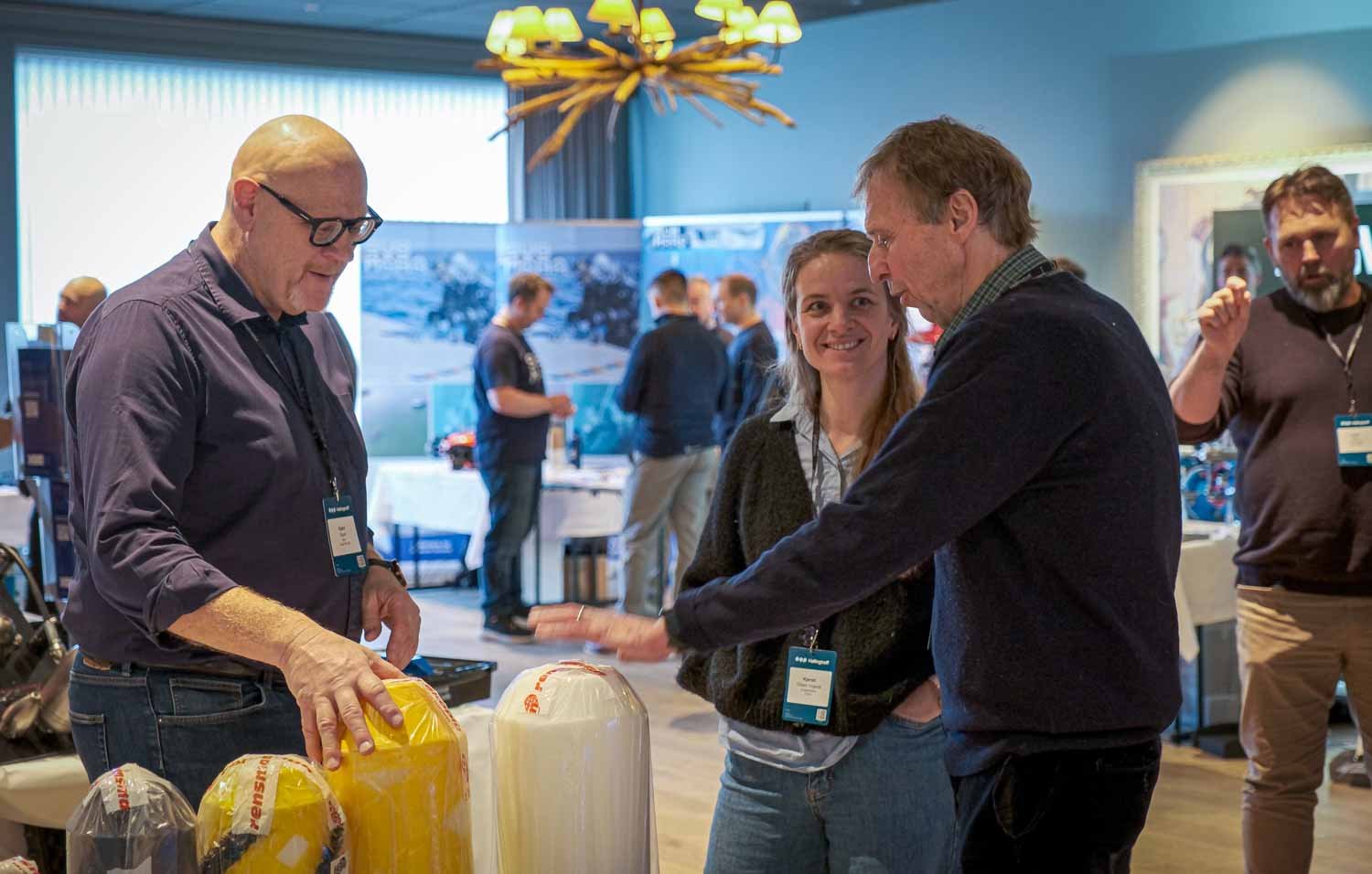 Kjersti Olsen Ingerø. Her i samtale med utstiller Kjetil Storli (t.v.) i Aqua-Tools AS sammen med COWI-kollega Tom A. Karlsen. 