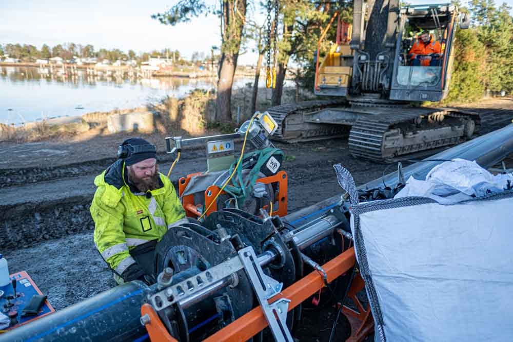Ole-Martin Jensen i WG Plastsveis AS sveiser ledningen. Niklas Svalerød i Leif Grimsrud AS kjører den 30 tonn tunge Volvo gravemaskinen. 
