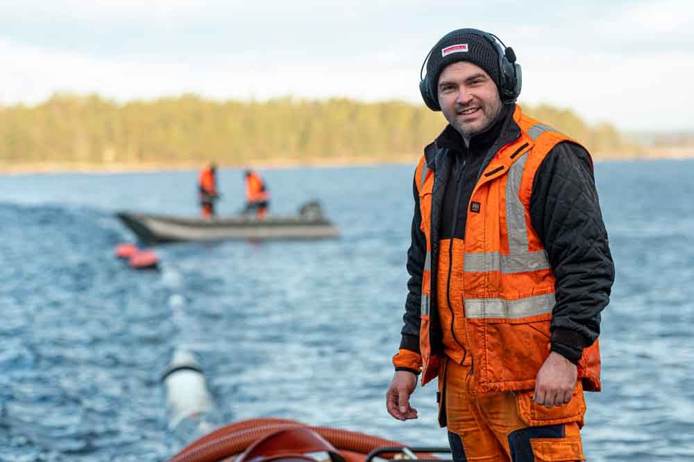 Anleggsleder Per André Begby i Leif Grimsrud AS avdeling Kystmiljø er fornøyd med vel utført sjøledning. 