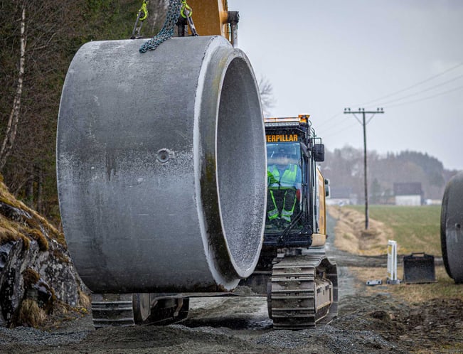 Stor ledning under bygging med betongrør. (Foto: Jørn Søderholm) 