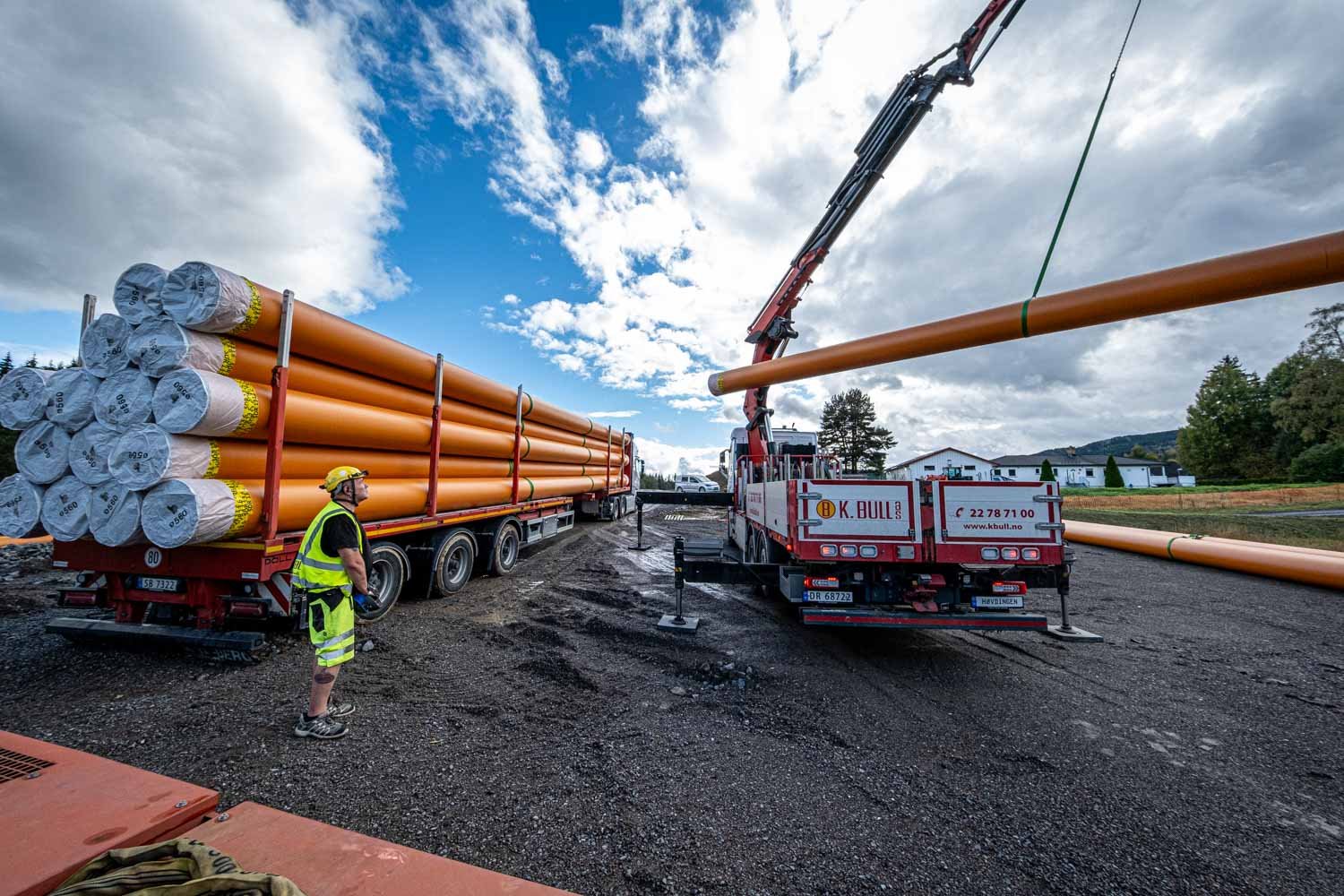 Sunbrei Transport losser store PE-rør fra Hallingplast på prosjektet VA på langs