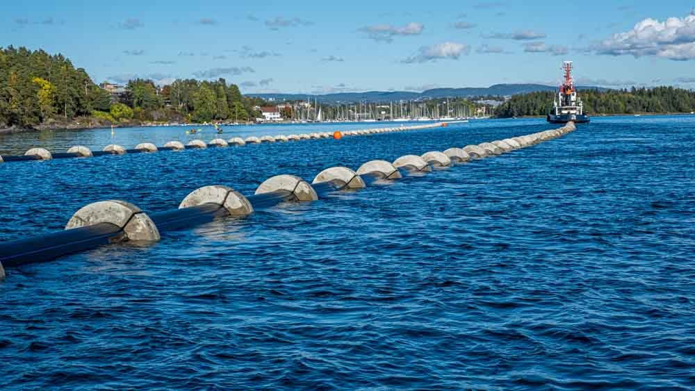 Slep av rør. PE undervannsledning lagres ved Høvikstranda