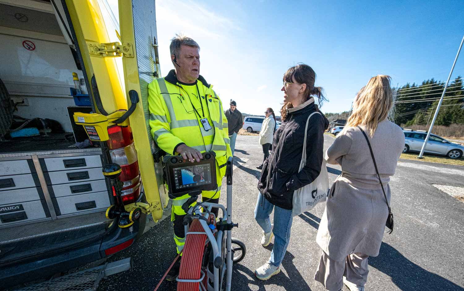 VA-yngre-medlem Sigrid Sagen i samtale med driftsoperatør Rune Dahle i Nordre Follo kommune