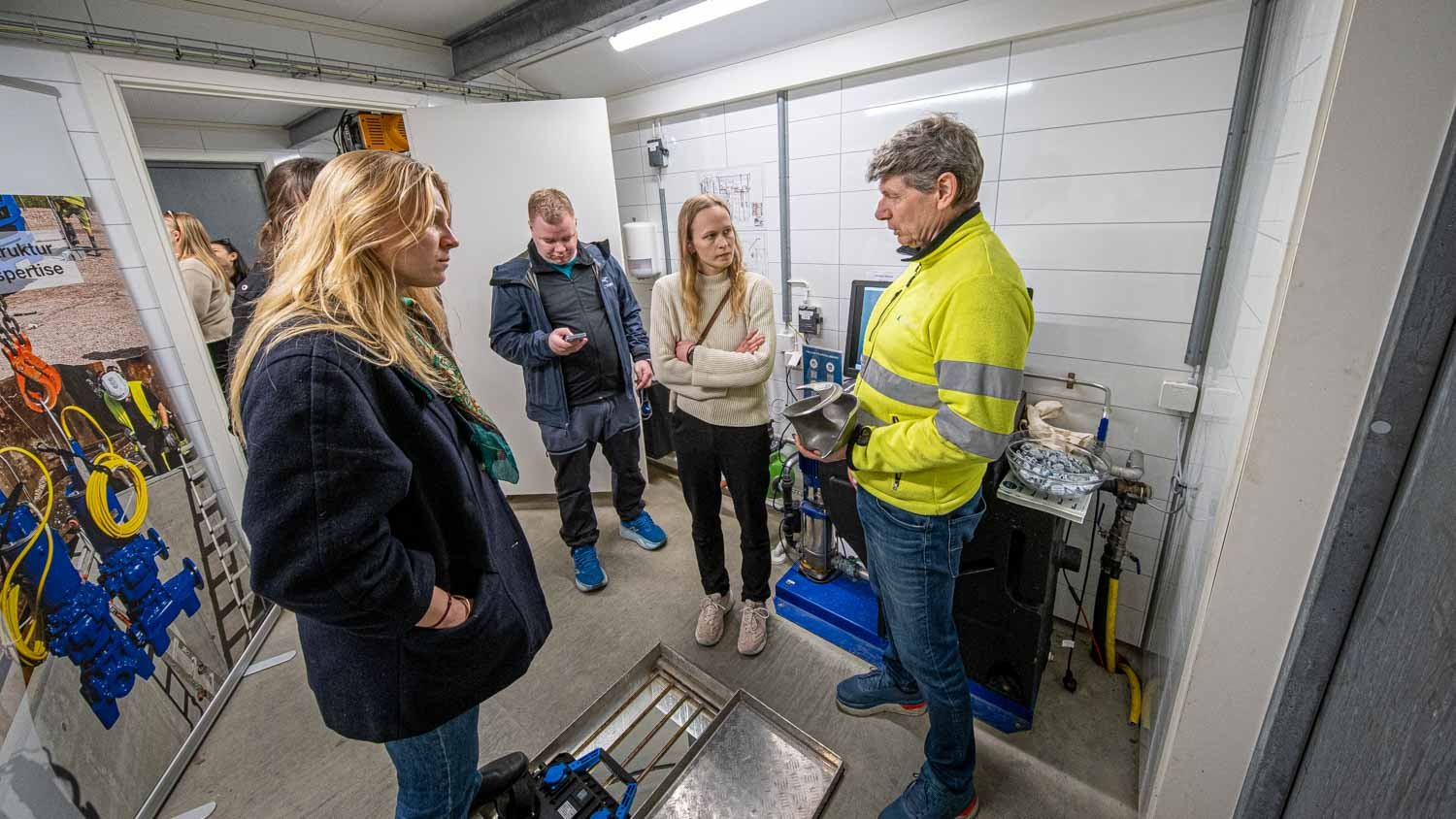 VA-yngre-besøk på en avløpspumpestasjon i Ås. Thor Woldvik fra AxFlow viser frem stasjonen han selv har prosjektert. 