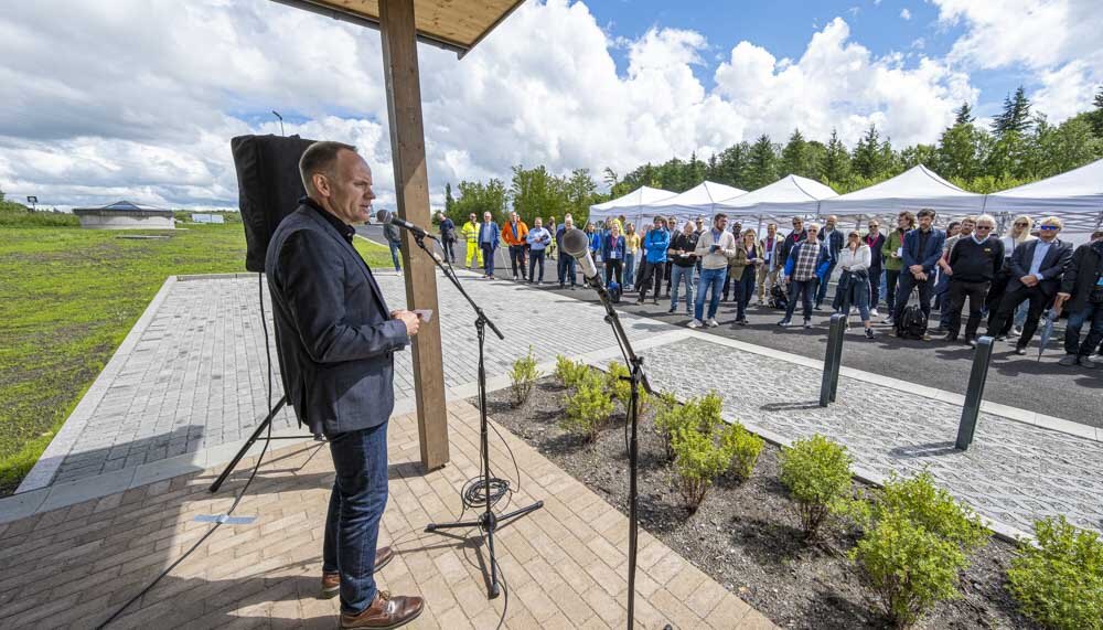 Sjur Tveite ønsket rundt 120 besøkende velkommen til offisiell åpning av Vannsenteret 17. juni. 