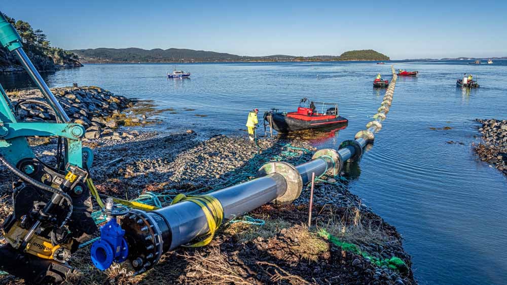 Her senkes 7300 meter vannledning 260 meter ned i Freifjorden